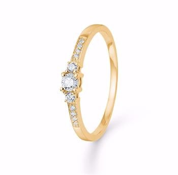 Guldring med central diamant, to mindre diamanter og små diamanter langs båndet.