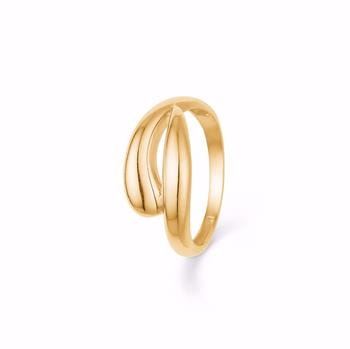 Guld ring med snoet, overlappende design og glat, skinnende overflade.