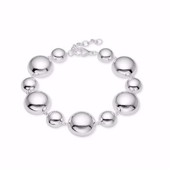 Sølvarmbånd med skinnende halvkugleperler og justerbar lås, elegant og reflekterende design.