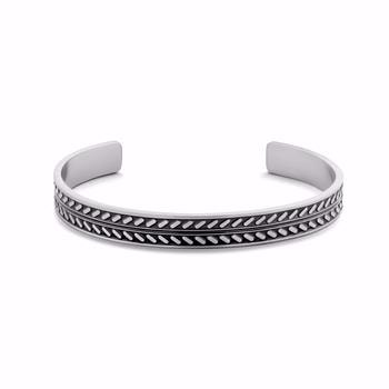 Metalarmbånd med åbent, justerbart design, mønstret overflade og glatte, polerede kanter.