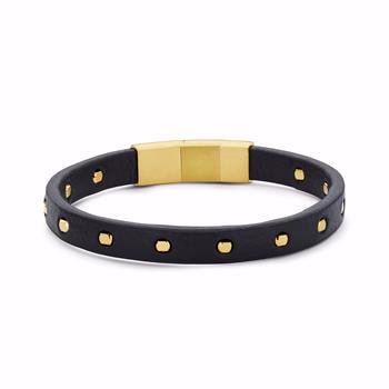 Sort læderarmbånd med guldfarvede nitter og guldfarvet lukning, cirkulær form.