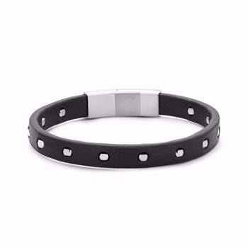 Sort læderarmbånd med jævnt fordelte metal studs og rektangulær metalspænde.