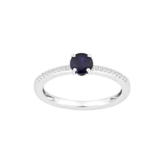 Siersbøl\'s Elegant ring i 14 karat hvidguld med stor blå safir og masser af små 0,07 kt W SI1 diamanter på ringskinnen.   