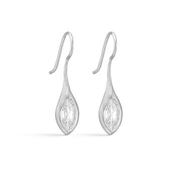 Støvring Design's Smukke ørehængere med oval hvid bjergkrystal. Måler 30 x 6 mm