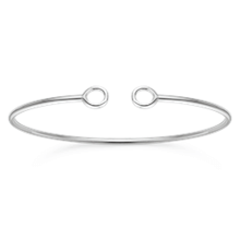 Støvring Design's Smukke sølv armring med 2 åbne cirkler, armringen er meget flexibel og let at tage af og på