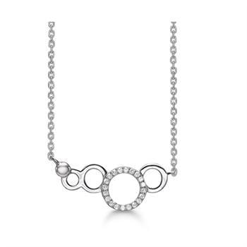 Støvring Design's Meget smukt vedhæng af fire cirkler, hvor den største er fuldt besat med glitrende zirkonia. 20 x 8 mm, kæde 38 + 5 cm