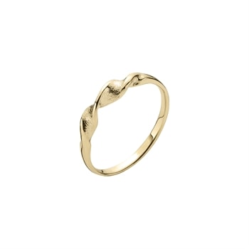 Guld ring med snoet design og tekstureret overflade, ensartet bredde hele vejen rundt.