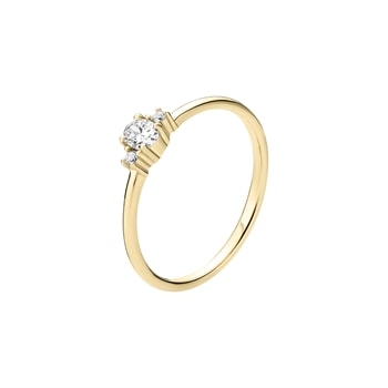 Elegant guldring med central diamant i prongs og to mindre sten på hver side. Glat, poleret bånd.