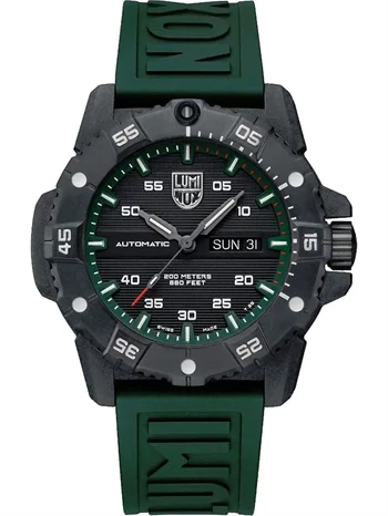 Robust Luminox ur med mørk urkasse, grøn rem, sort skive, dag- og dato ved 3-timers position.