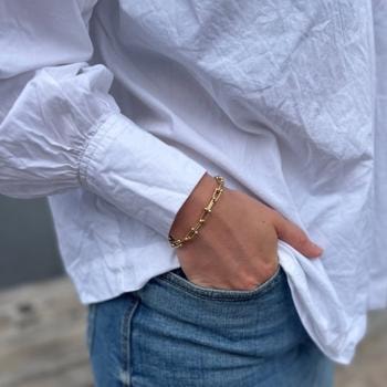 Forgyldt stål armbånd med t-lås, på håndled