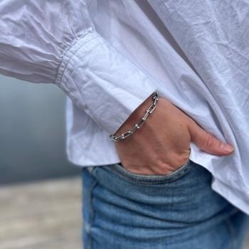 Stål armbånd med t-lås, på håndled