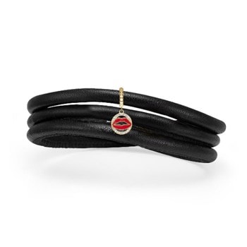 Christina Jewelry Anders Blichfeldt, Bonsoir Madame Kampagne 4 mm læderarmbånd (slim-model) med forgyldt sølv charm med rød emalje og smukke sten.