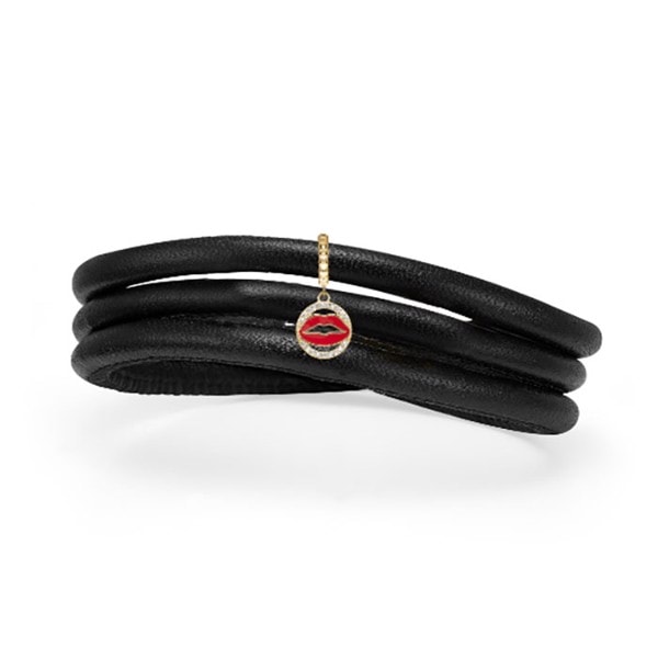 Christina Jewelry Anders Blichfeldt, Bonsoir Madame Kampagne 4 mm læderarmbånd (slim-model) med forgyldt sølv charm med rød emalje og smukke sten.