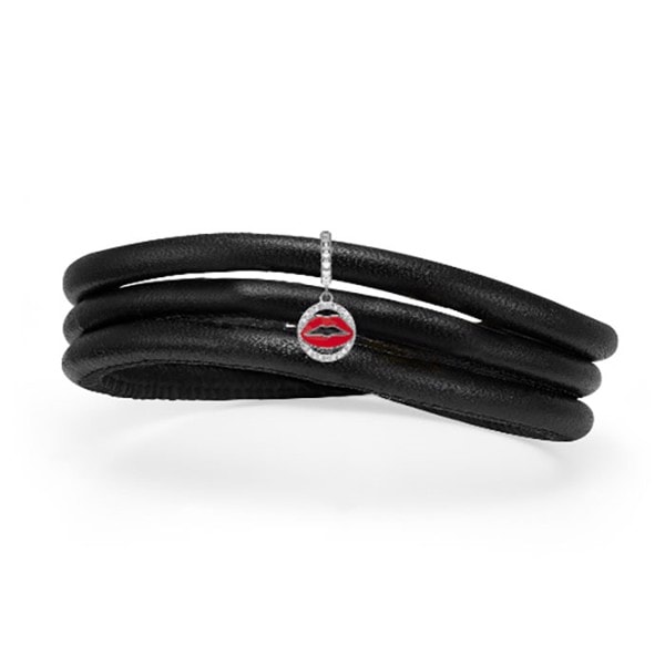 Christina Jewelry Anders Blichfeldt, Bonsoir Madame Kampagne 4 mm læderarmbånd (slim-model) med sølv charm med rød emalje og smukke sten.