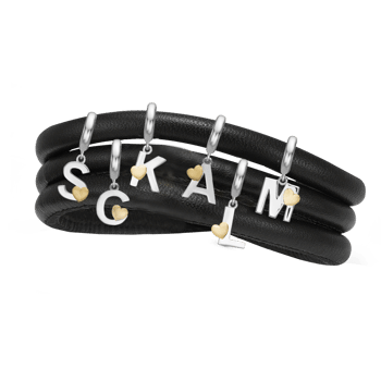 Christina Bogstavs vedhæng / charm med hjerte, A-V-til classic 6 mm læderarmbånd