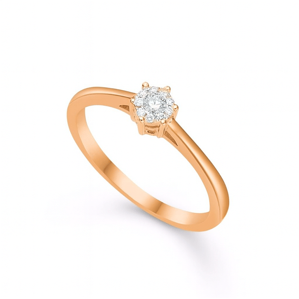 Elegant guld ring med centralt diamant i klofatning, glat overflade, ensartet bredde.