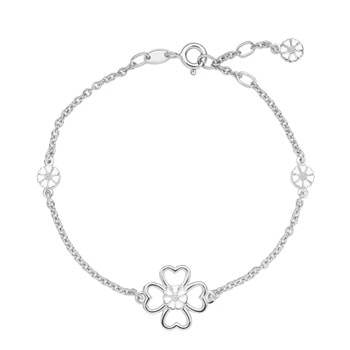 Sølvarmbånd med kløvercharm, blomsterdetaljer på kæden og justerbar lukning med dekorativ ende.