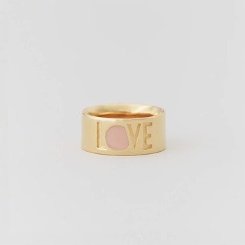 Design Letters's Statement ring med "LOVE" indgraveret og med nude emalje-ringmål 54