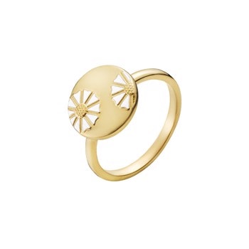Smukt forgyldt ring med 13 mm mønt med aftryk af marguerit med hvid emalje fra Lund Copenhagen, ringmål 56