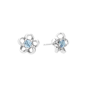Øreringe i blomsterform med flere kronblade og en lys blå topaz i midten, lavet i sterling sølv.
