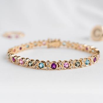Armbånd i 14 karat guld med diamanter, pink safir, grøn safir, blå topas & amethyst