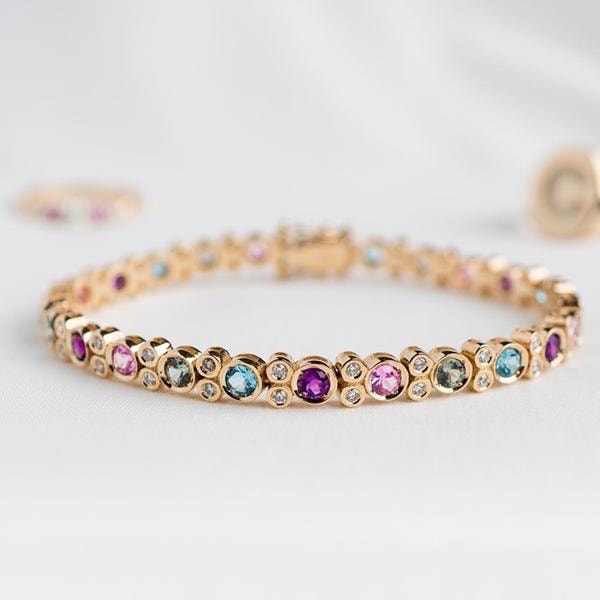 Armbånd i 14 karat guld med diamanter, pink safir, grøn safir, blå topas & amethyst