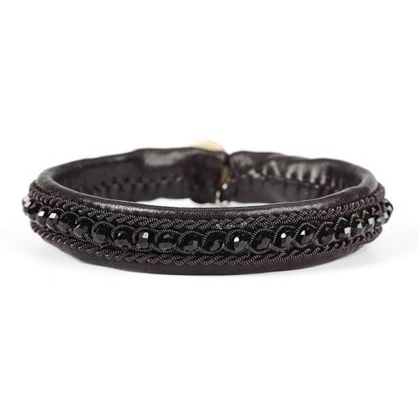 Model BEC_5750-12, 1,2 cm bredt Samer armbånd med sort tin tråds fletninger og sorte krystaller hos Guldsmykket.dk