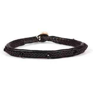 Model BEC_5752-12, 0,8 cm bredt Samer armbånd med sort tin tråds fletninger og sorte krystaller hos Guldsmykket.dk
