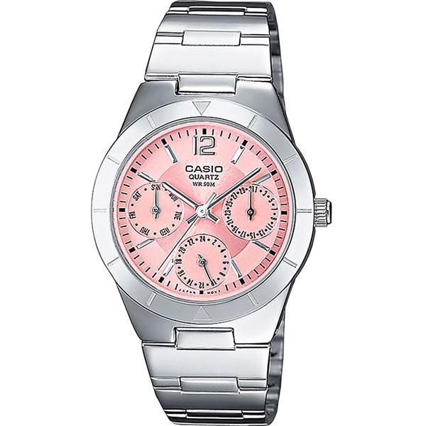 Casio dameur med pink urskive, tre subskiver og metalrem. Vandtæt til 50 meter.