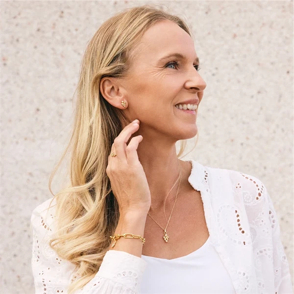 Kvinde med forgyldte Bubbles smykker fra Christina