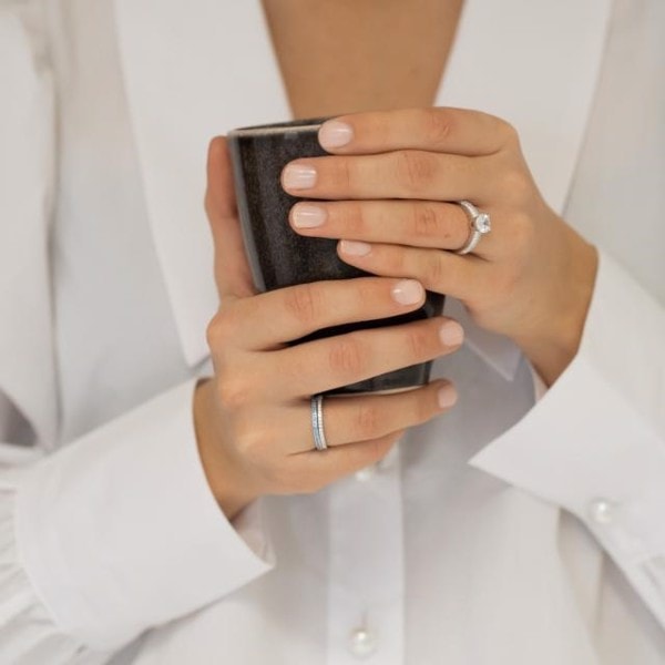 Joanli Nor Ellenor sterling sølv fingerring , 7 mm bred og i alt 49 hvide zirkonia