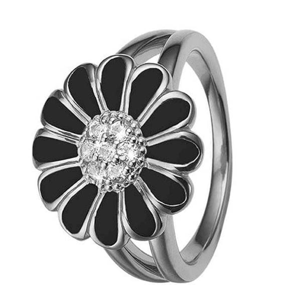 Model 4.5.A-49, sølv fingerring med sort marguerit hos Guldsmykket.dk
