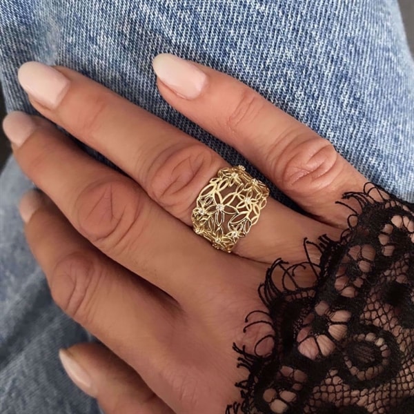 Ring i 8 Karat Guld med Zirkonia – Smukt Udskåret Blomsterdesign