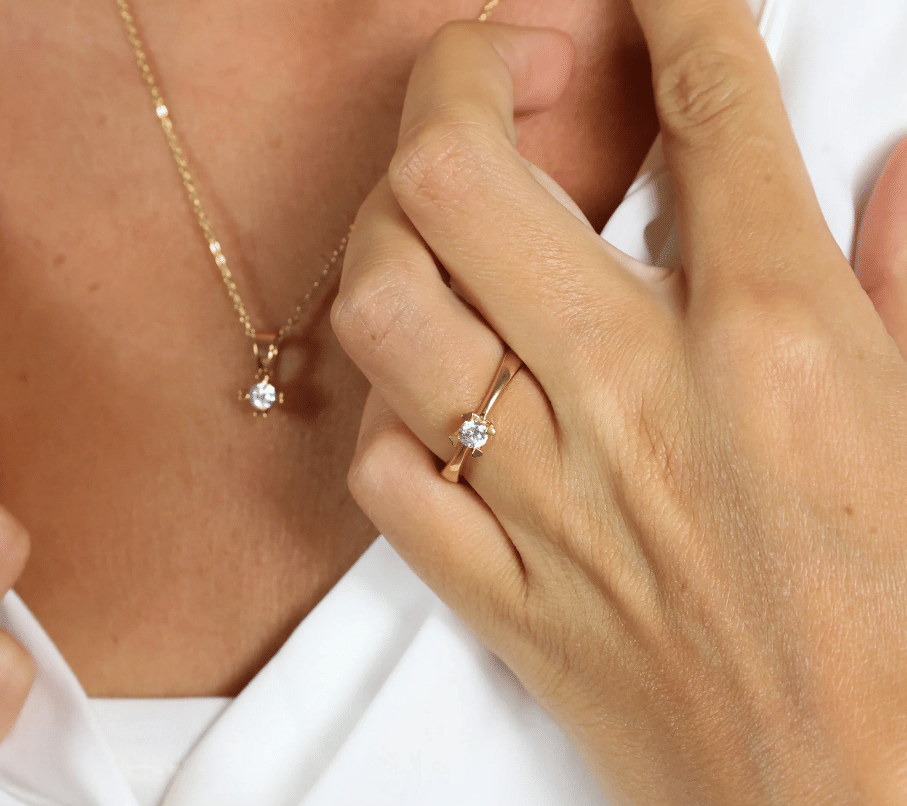 Aagaard Mary ring, vedhæng og ørestikker med labgrown diamanter