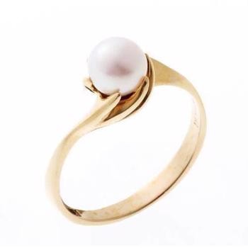 Fingerring i guld med en central hvid perle. Glat ringbånd, elegant og minimalistisk design.