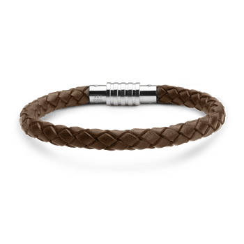 Brunt flettet læderarmbånd med blankt cylindrisk metalspænde.
