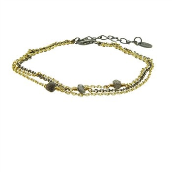Treradet armbånd med forgyldte og mørke kæder, rå diamanter og forlængerkæde.
