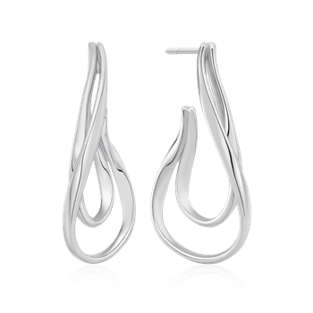 Sølv ørestikker med snoet, åben loop-design og skinnende overflade fra Støvring Design.