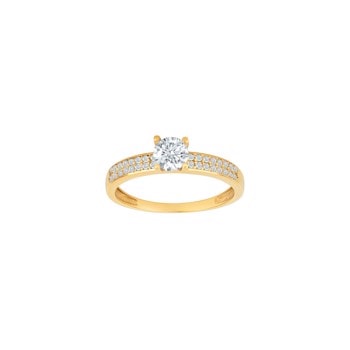 En elegant 8kt guldring med en stor, glitrende zirkonia i midten og mindre sten langs båndet.