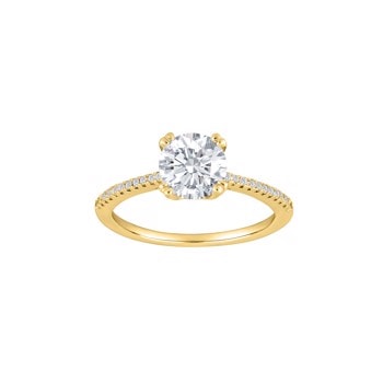 Forgyldt ring med rund ædelsten og små sten på båndet, elegant og klassisk design.