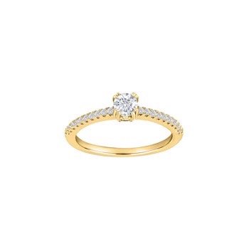Forgyldt ring med stor zirkonia, klassisk design, 4 mm bredde, luksuriøs finish.