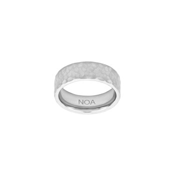 Sølvfarvet ring med hamret overflade og indgraveringen "NOA" på indersiden.