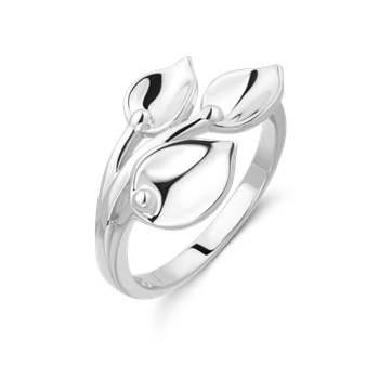 Sølv ring fra Støvring Design med tre bladformede elementer, glat og skinnende overflade.