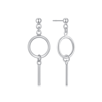 Sølvøreringe med cirkulære studs, store hoops og slanke stænger hængende fra hoops.