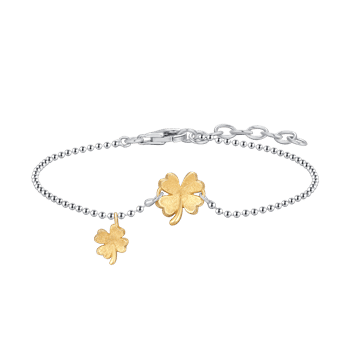 Sølv armbånd med kuglekæde, to guldfarvede firkløver-charms og karabinlås.