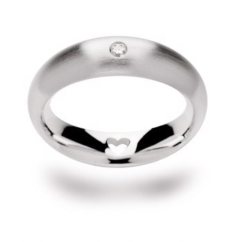 Sterling sølv ring med diamant, mat finish, og hjerteformet udskæring indeni.