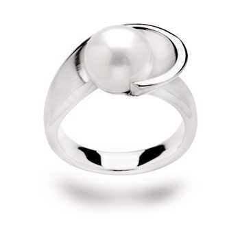 Elegant sølvring med stor hvid perle, kurvet bånd i mat og blank overflade.