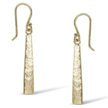 Lange, smalle øreringe i guld med hammeret tekstur og klassisk ørekrog.