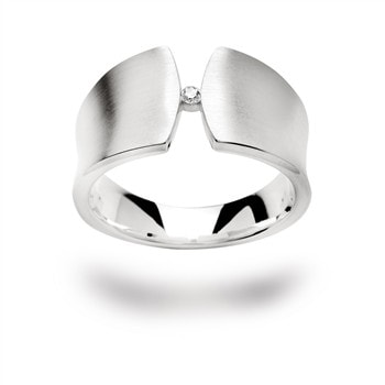 Sterling sølv ring med åben top, mat finish og indfattet rund brillant i midten.