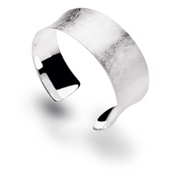 Bred armring i sterling sølv med børstet overflade og åbne ender for justerbarhed.